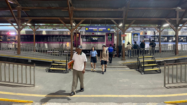 Suasana penumpang di Stasiun Bojonegoro pada masa angkutan libur panjang Cuti Bersama Hari Kemerdekaan Republik Indonesia ke-80. (Aset: Istimewa)