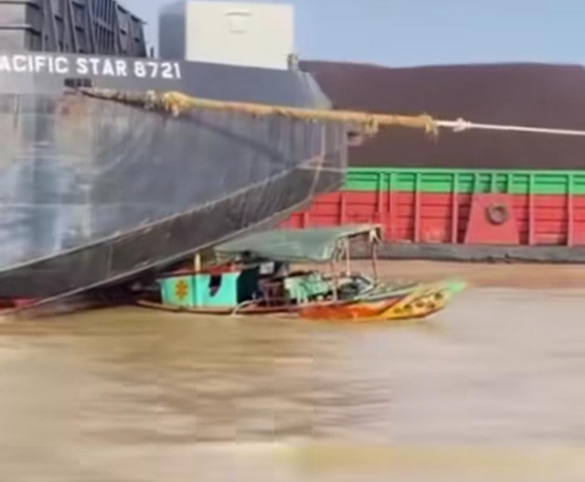 Potongan video saat perahu getek terseret oleh ongkang batu bara kosong bernama Pasific Star 8721 yang ditarik Tugboat Karya Pasific 2275 di perairan Sungai Musi Palembang. Foto : Istimewa
