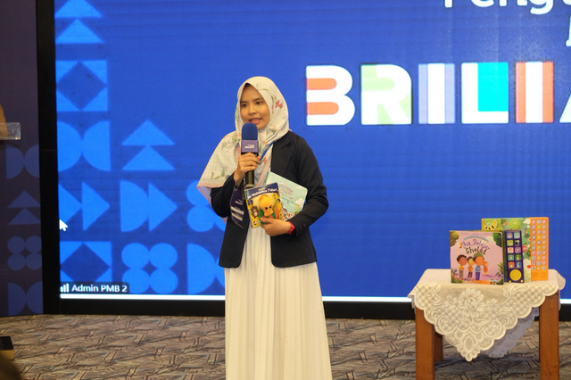 Fauzia P. Lestari sebagai pemilik usaha soundbook bahasa Indonesia Gulalibooks berhasil menembus pasar literasi Malaysia dan Singapura setelah bergabung Pengusaha Muda Brilian BRI pada 2024. Foto: Dok. BRI