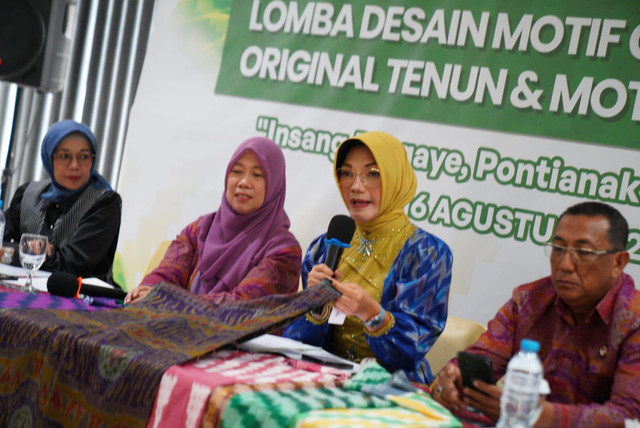 Ketua Dekranasda Kota Pontianak Yanieta Arbiastutie saat menyampaikan penjelasan terkait Lomba Desain Motif Corak Insang dalam press conference di Gedung UMKM Center. Foto: Dok. Prokopim Pemkot Pontianak