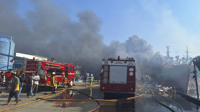 Kebakaran Kapal Nelayan di Pelabuhan Muara Baru, Jakarta Utara. Foto: Command Center Damkar Jakarta
