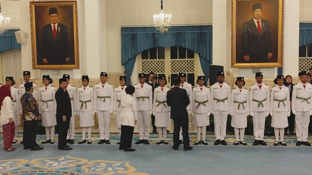 Ketua Dewan Pengarah BPIP Megawati Soekarnoputri menyalami para Paskibraka 2025 yang baru dikukuhkan di Istana Negara, Jakarta, pada Sabtu (16/8/2025). Foto: Luthfi Humam/kumparan
