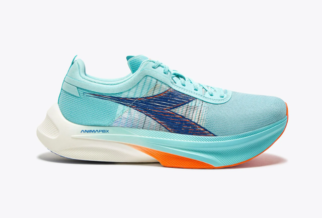 Sepatu Diadora Made In China Asli Atau Palsu. Foto adalah sepatu Diadora. Sumber: diadora.com