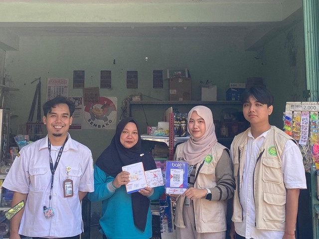 Penyerahan QRIS kepada Ibu Rusmawati sebagai penanggung jawab Bumdes Sumber Makmur, Desa Gogodalem, Kec. Bringin, Kab. Semarang (5-6/8/2025). Dok. Dinda Amelya