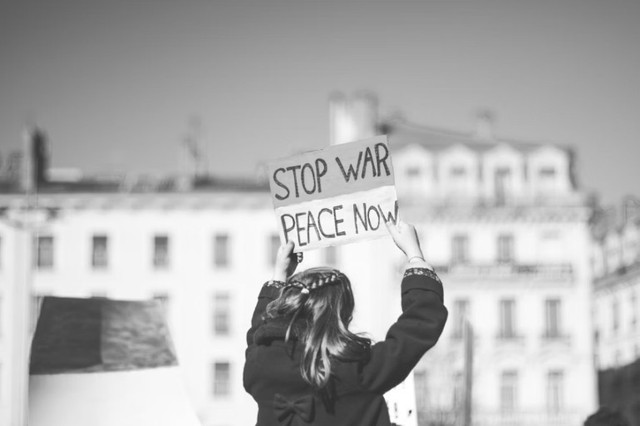 Stop perang, damai sekarang. (Foto: Ev, under the Unsplash License)