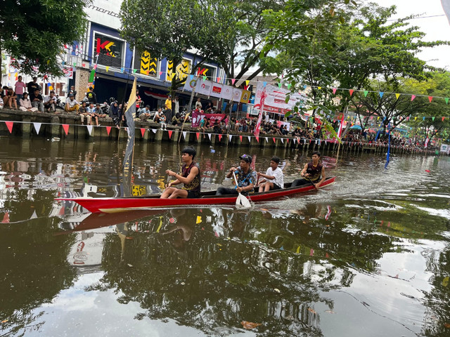 Perlombaan sampan bidar mini di Sungai Jawi, Kota Pontianak. Foto: Rabiansyah/Hi!Pontianak