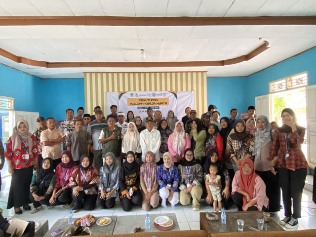 Photo bersama dengan Kepala Desa dan Jajarannya, Mahasiswa Universitas Buana Perjuangan Karawang serta warga Desa(UBP)