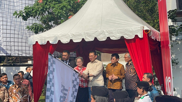 Menbud Fadli Zon, Wamenbud Giring Ganesha, dan putri bungsu Bung Hatta, Halida Hatta melepas Pawai Napak Tilas Proklamasi di Museum Perumusan Naskah Proklamasi, Menteng, Jakarta Pusat, Sabtu (16/8/2025). Foto: Nasywa Athifah/kumparan