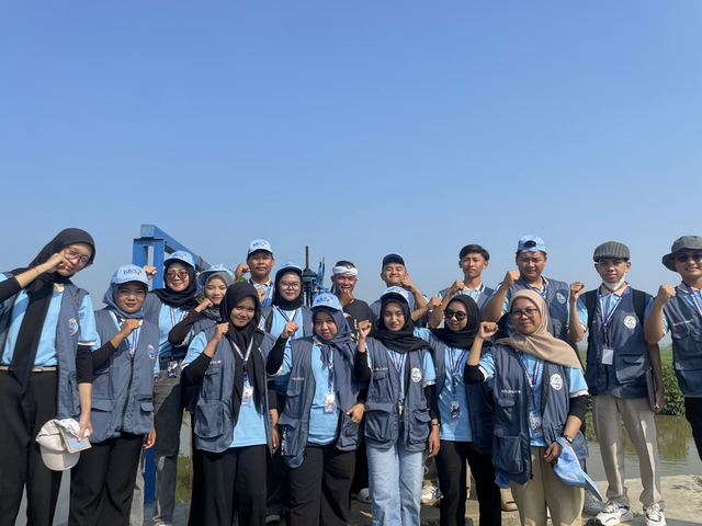 Mahasiswa KKN Desa Mekarjaya sedang melakukan photo bersama di situ Pacinan