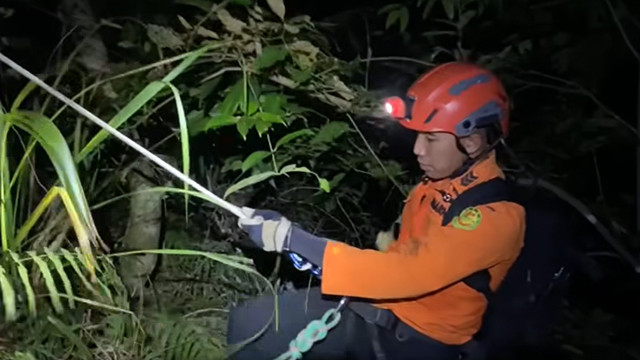 Seorang tim penyelamat dari Basarnas Manado menuruni jurang di Gunung Klabat tempat seorang pendaki terjatuh. Korban ditemukan meninggal dunia. (foto: istimewa)