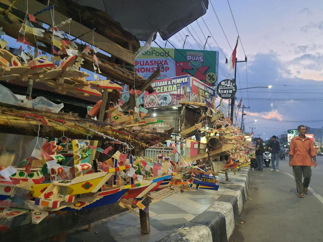 Beberapa pedagang yang menjual Kapal Telok Abang di deretan Jalan Merdeka bertepatan di depan Kampung Pempek 26 Ilir Kota Palembang/Anyelir. 