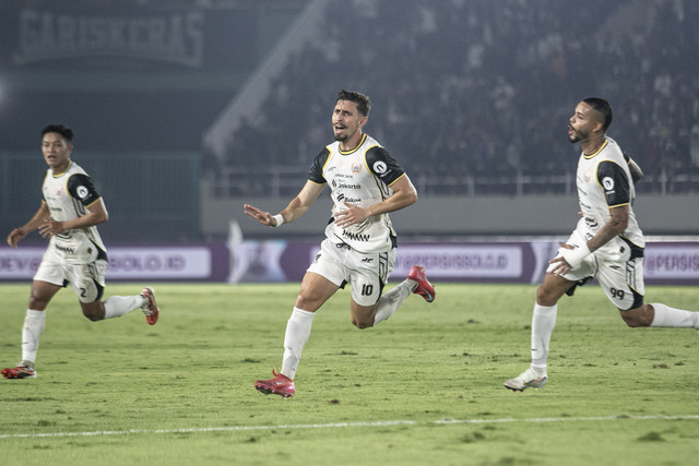 Pesepak bola Persija Jakarta Gustavo Franca Amadio (tengah) berselebrasi usai berhasil mencetak gol ke gawang Persis Solo pada pertandingan BRI Super League di Stadion Manahan, Solo, Jawa Tengah, Sabtu (16/8/2025). Foto: Mohammad Ayudha/ANTARA FOTO