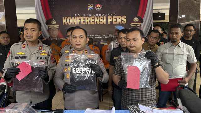Satreskrim Polres Lumajang menangkap Saman (32 tahun) pelaku pencurian dua kendaraan bermotor milik mahasiswa Kuliah Kerja Nyata (KKN) kolaboratif di Kantor Desa Alun-alun, Kecamatan Ranuyoso, Kabupaten Lumajang. Foto: Dok. Polres Lumajang