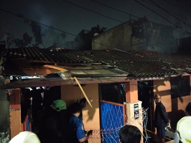 Sebuah rumah terbakar di Jalan Agung Raya, Lenteng Agung, pada Sabtu (16/8). Foto: Dinas Gulkarmat Jakarta