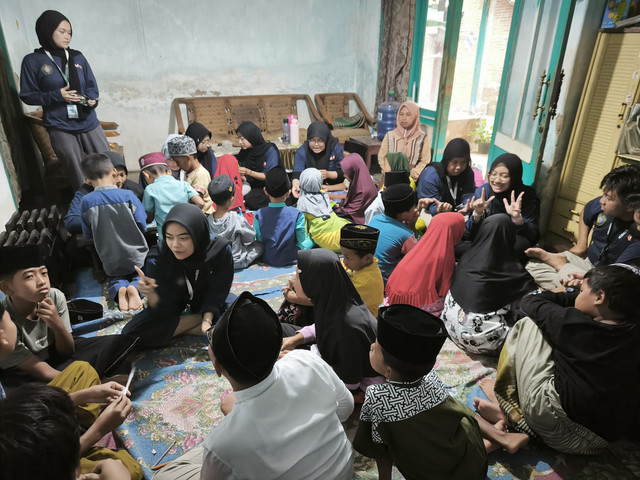 Mahasiswa Kelompok 13 MMD Universitas Brawijaya Ajak Belajar Calistung Anak-Anak TPQ Sakinah Desa Klampok (Sumber: Dok. Pribadi MMD UB)