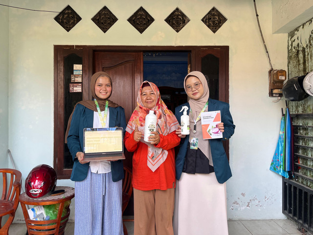 Mahasiswa KKN-T 82 UNDIP bersama pelaku UMKM Mijen memperkenalkan produk biopestisida dari limbah kulit bawang serta panduan branding dan pencatatan keuangan.