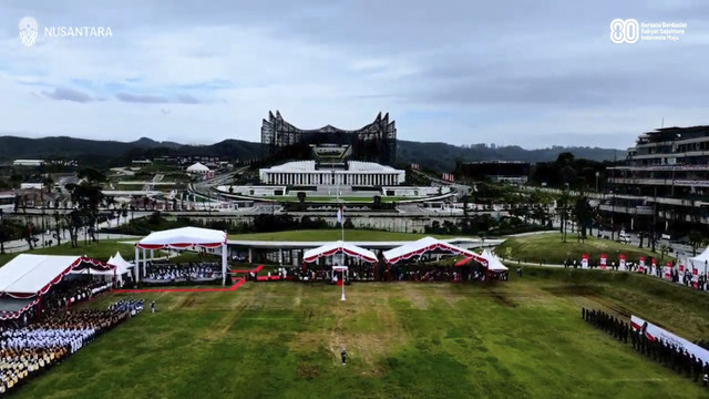 Suasana upacara pengibaran bendera HUT ke-80 RI di Nusantara, Minggu (17/8/2025). Foto: YouTube/ IKN Indonesia
