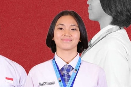 Bianca Alessia Christabella Lantang, pembawa baki bendera Merah Putih HUT ke-80 RI di Istana Merdeka, Jakarta, Minggu (17/8/2025). Foto: Dok. Istimewa