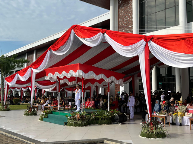 Gubernur Kalimantan Barat (Kalbar), Ria Norsan saat memimpin langsung upacara pengibaran merah putih HUT ke-80 RI. Foto: Rabiansyah/Hi!Pontianak.