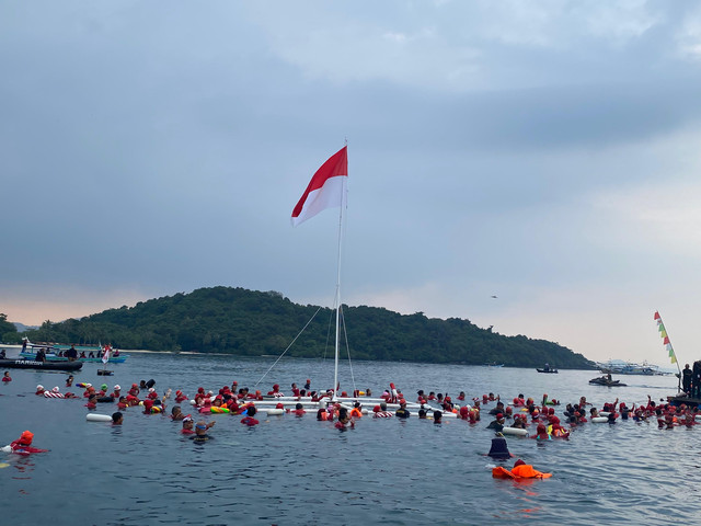 Upacara peringatan Hari Ulang Tahun ke-80 Republik Indonesia di atas permukaan laut Pantai Mutun, Kabupaten Pesawaran | Foto : Ist