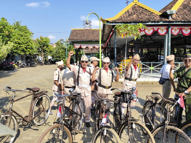 Para pecinta sepeda tua atau ontel di Yogyakarta menggelar upacara peringatan HUT ke-80 RI di Ndalem Yudhonegaran, Kota Yogyakarta, Minggu (17/8/2025). Foto: Arfiansyah Panji Purnandaru/kumparan