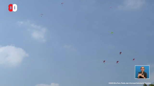 Atraksi terjun payung meriahkan upacara peringatan HUT ke-80 RI di Istana Merdeka, Jakarta, Minggu (17/8/2025). Foto: YouTube/ Sekretariat Presiden