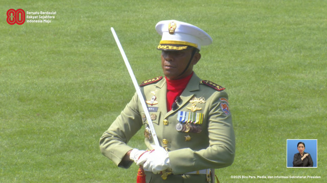 Kolonel Inf Amril Hairuman Tehupelasury menjadi Komandan upacara peringatan HUT ke-80 RI di Istana Merdeka, Jakarta, Minggu (17/8/2025). Foto: YouTube/ Sekretariat Presiden