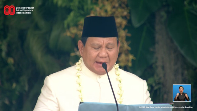 Presiden Prabowo Subianto membacakan teks Proklamasi saat menjadi inspektur upacara peringatan HUT ke-80 RI di Istana Merdeka, Jakarta, Minggu (17/8/2025). Foto: YouTube/ Sekretariat Presiden