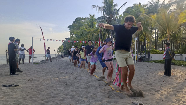 Antusiasme turis asing ikuti  lomba agustusan di Pantai Kuta, Bali, Minggu (17/8/2025). Foto: Denita BR Matondang/kumparan