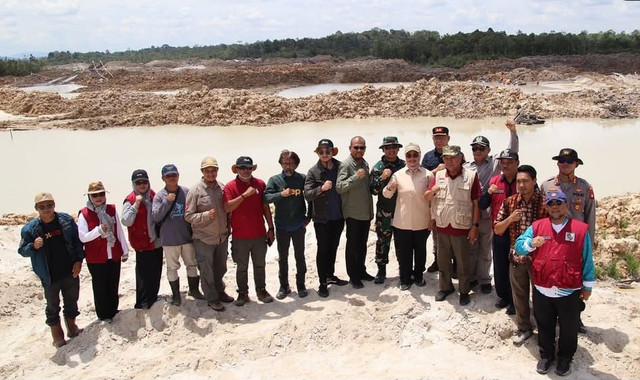 Bupati Mempawah foto bersama usai mengunjungi lokasi PETI. Foto: Humas Pemkab Mempawah