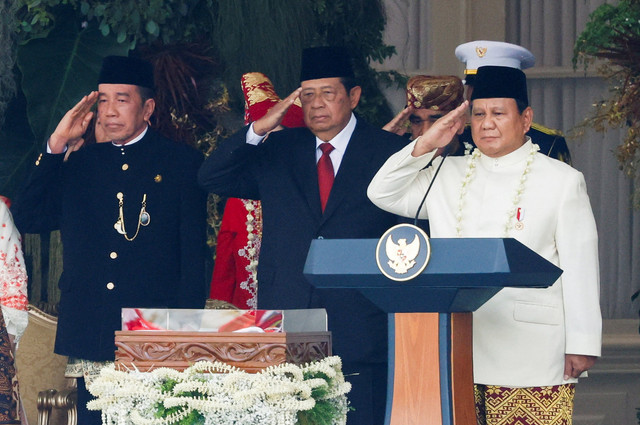 Presiden Prabowo Subianto bersama Presiden ke-6 RI Susilo Bambang Yudhoyono dan Presiden ke-7 RI Joko Widodo memberi hormat saat menghadiri upacara peringatan HUT ke-80 RI di Istana Merdeka, Jakarta, Minggu (17/8/2025). Foto: Ajeng Dinar Ulfiana/REUTERS