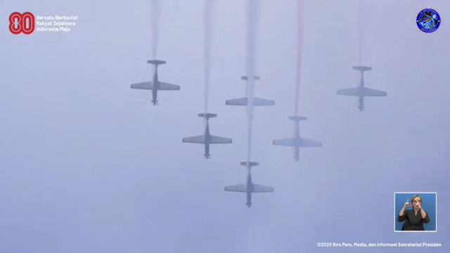 Suasana formasi pesawat F16, T50i Golden Eagle, dan Hawk saat upacara peringatan HUT ke-80 RI di Jakarta, Minggu (17/8/2025). Foto: YouTube/ Sekretariat Presiden