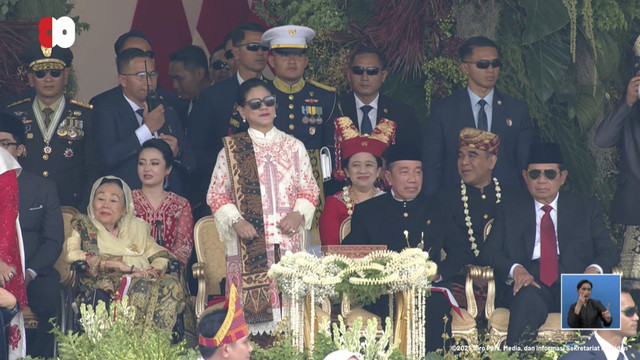 Iriana Joko Widodo ikut bergoyang saat hiburan dalam upacara peringatan HUT ke-80 RI di Istana Merdeka, Jakarta, Minggu (17/8/2025). Foto: YouTube/ Sekretariat Presiden