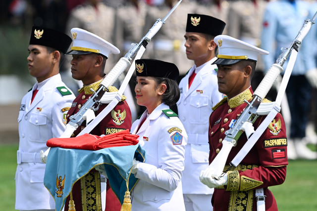 Paskibraka pembawa baki Bianca Alessia Christabella (tengah) membawa duplikat Bendera Pusaka Merah Putih untuk dikibarkan dalam Upacara upacara peringatan HUT ke-80 RI di Istana Merdeka, Jakarta, Minggu (17/8/2025). Foto: Galih Pradipta/ANTARA FOTO