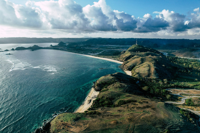 Hotel Lombok dekat Mandalika. Foto Pantai Mandalika di Lombok. Sumber: Unsplash/Afif Ramdhasuma
