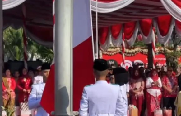 Bendera merah putih yang terbalik saat akan dikibarkan di upacara HUT RI Rdi Balai Kota Surabaya.