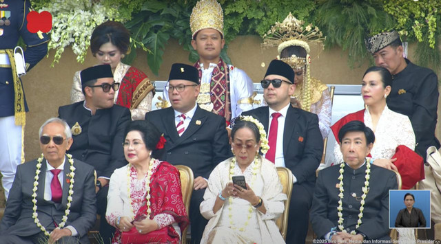 Sejumlah tamu udangan yang hadir saat upacara peringatan HUT ke-80 RI di Istana Merdeka, Jakarta, Minggu (17/8/2025). Foto: YouTube/ Sekretariat Presiden