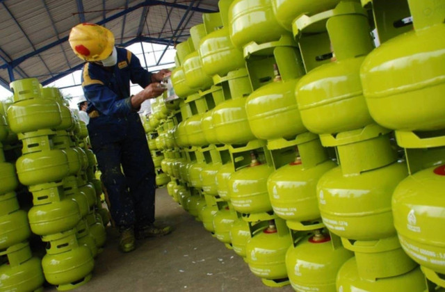 pekerja sedang mengatur gas elpiji 3 kg. Foto: Dok. Pertamina
