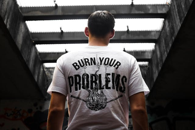 Ilustrasi merk kaos pria terkenal di mall. Sumber foto: Pexels