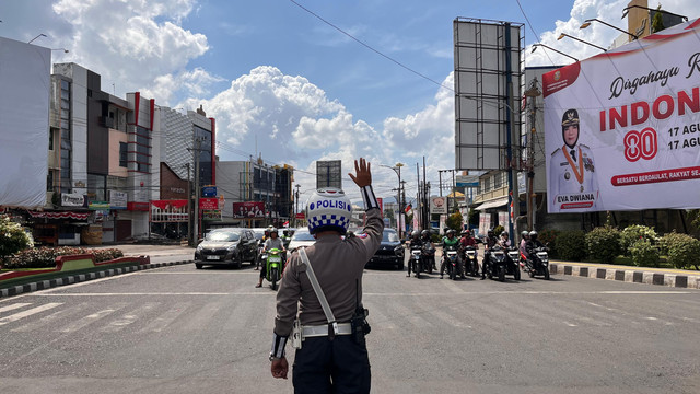 Personel Satlantas Polresta Bandar Lampung saat memberhentikan memberhentikan pengendara yang melintas. | Foto: Sinta Yuliana/Lampung Geh