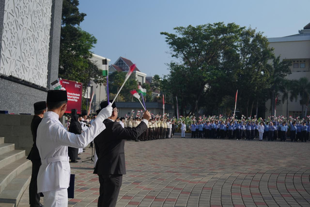 Suasana upacara peringatan HUT ke-80 di Universitas Islam Indonesia (UII), Minggu (17/8/2025).
 Foto: UII