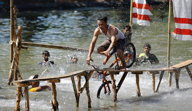 Sejumlah warga saat mengikuti lomba 17 an di Sungai Kalimas Surabaya, Minggu (17/8/2025).FOTO:DIPTA WAHYU/BASRA