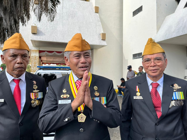 Ketua Legiun Veteran Republik Indonesia (LVRI) Provinsi Lampung, Mayor Purnawirawan Subardi (tengah) bersama jajaran anggotanya | Foto: Eka Febriani / Lampung Geh