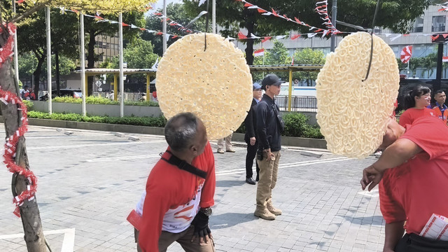 Suasana lomba 17 Agustusan: makan kerupuk jumbo di Hotel Sari Pacific, Jakarta, Minggu (17/8/2025). Foto: Thomas Bosco/kumparan