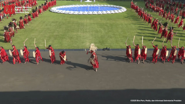 Upacara penurunan bendera Merah Putih HUT ke-80 RI di Istana Merdeka, Jakarta, Minggu (17/8/2025). Foto: YouTube/ Sekretariat Presiden