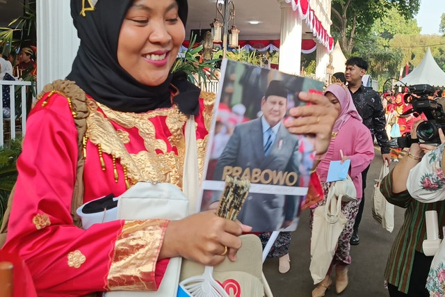 Isi souvenir HUT ke-80 RI di Istana Merdeka, Jakarta, Minggu (17/8/2025). Foto: Zamachsyari/kumparan