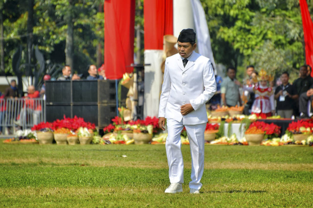 Gubernur Jabar Dedi Mulyadi memimpin Upacara Bendera HUT ke-80 RI di Lapangan Gasibu, Kota Bandung, Minggu (17/8/2025).  Foto: Dok. Pemprov Jabar