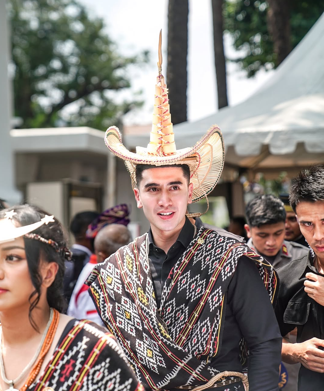 Verrell Bramasta mengenakan baju adat Rote, NTT. Foto: Instagram/bramastavrl