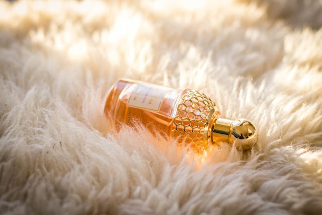 Ilustrasi parfum saff & co untuk wanita yang wanginya enak. Sumber: pexels.com
