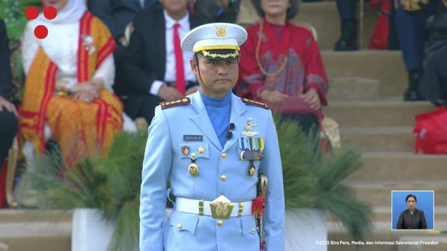 Kolonel Pnb Sunar Adi Wibowo menjadi Komandan upacara penurunan bendera Merah Putih HUT ke-80 RI di di Istana Merdeka Jakarta, Minggu (17/8/2025). Foto: YouTube/ Sekretariat Presiden
